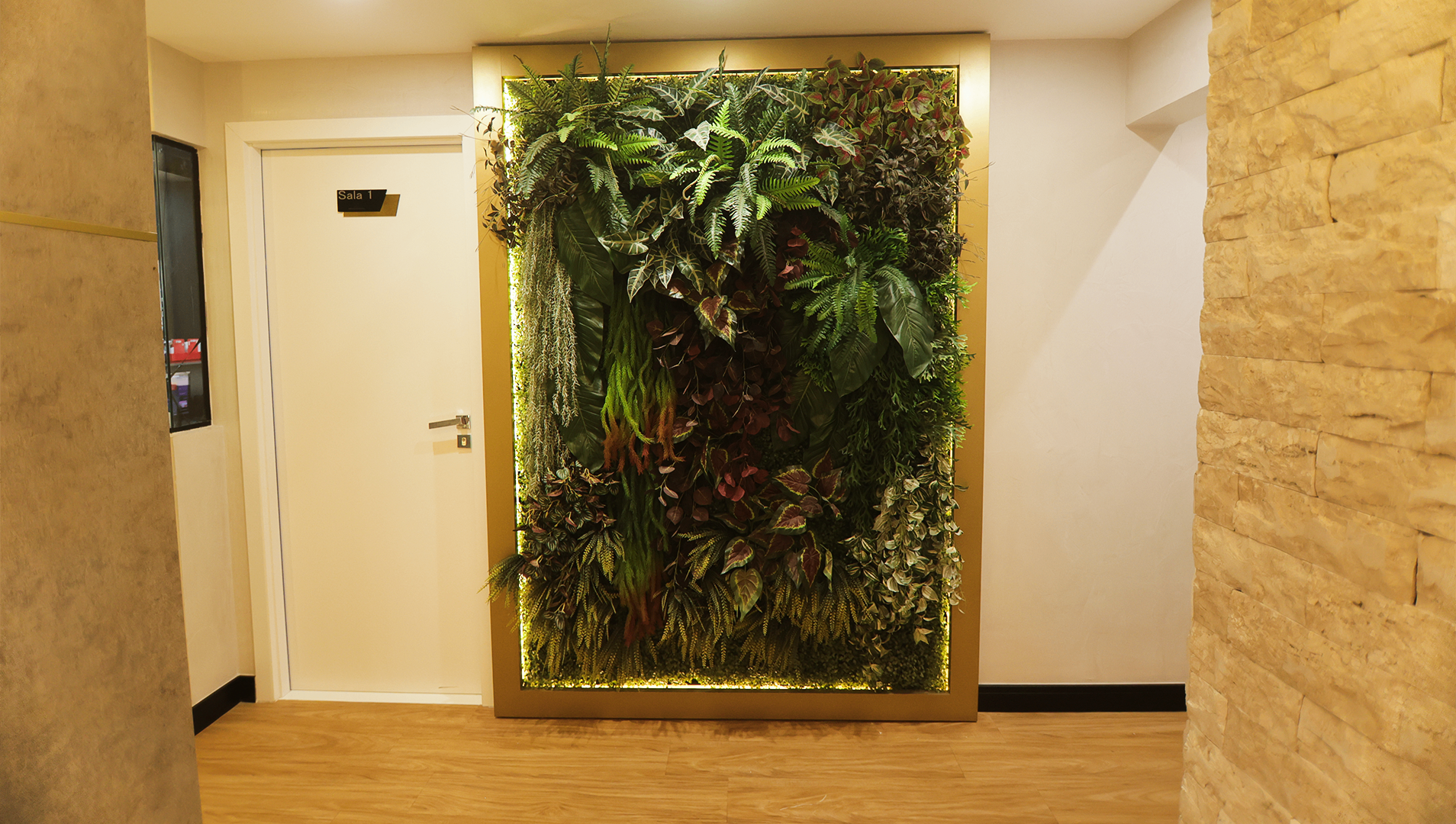 Ambiente interno da clínica Comesenha Odontologia com jardim vertical